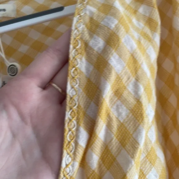 Blouse with yellow gingham pattern. Ruffled sleeves. Cinched waist. Never worn. - Picture 4 of 4